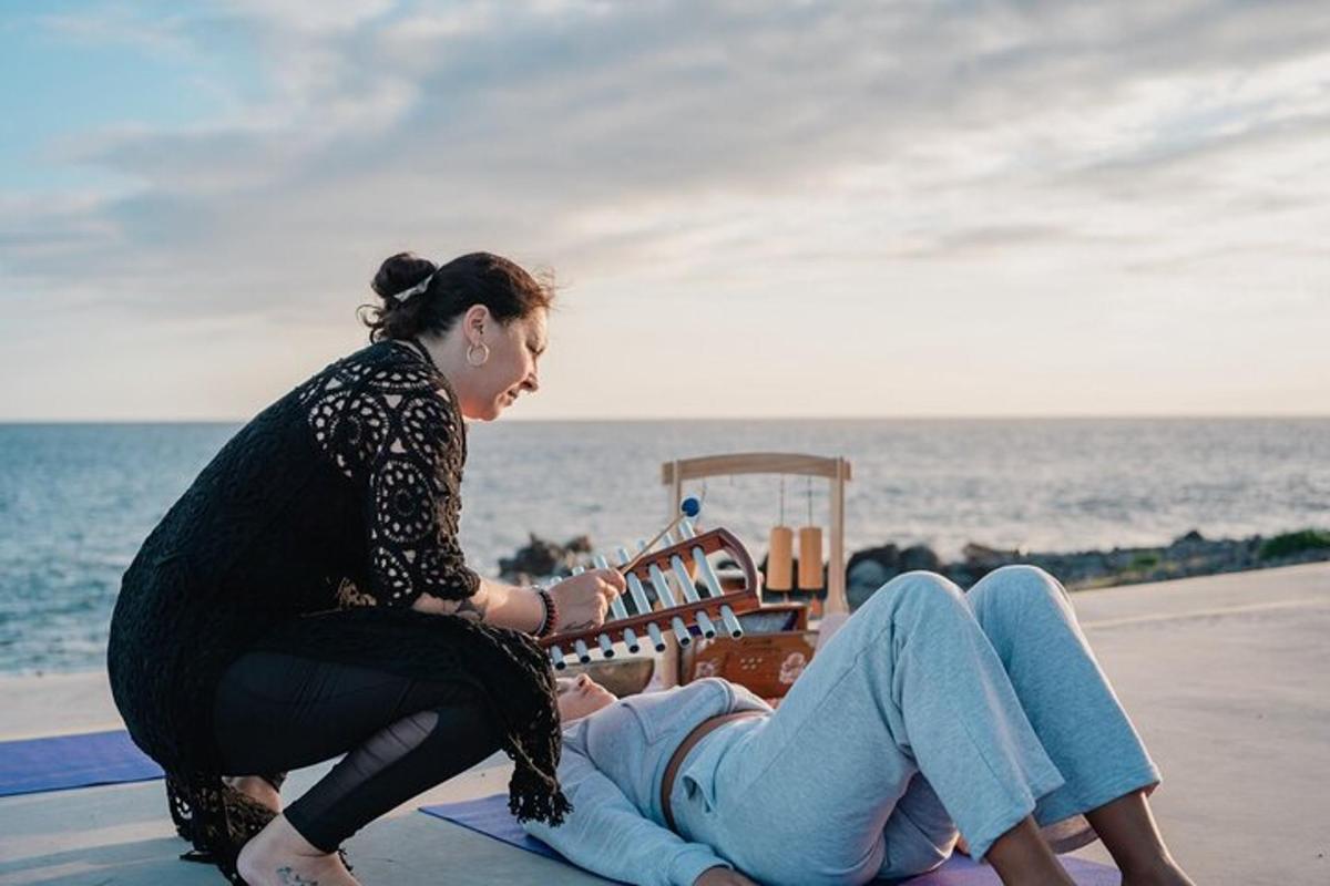 dve ženski na plaži igrata glasbilo