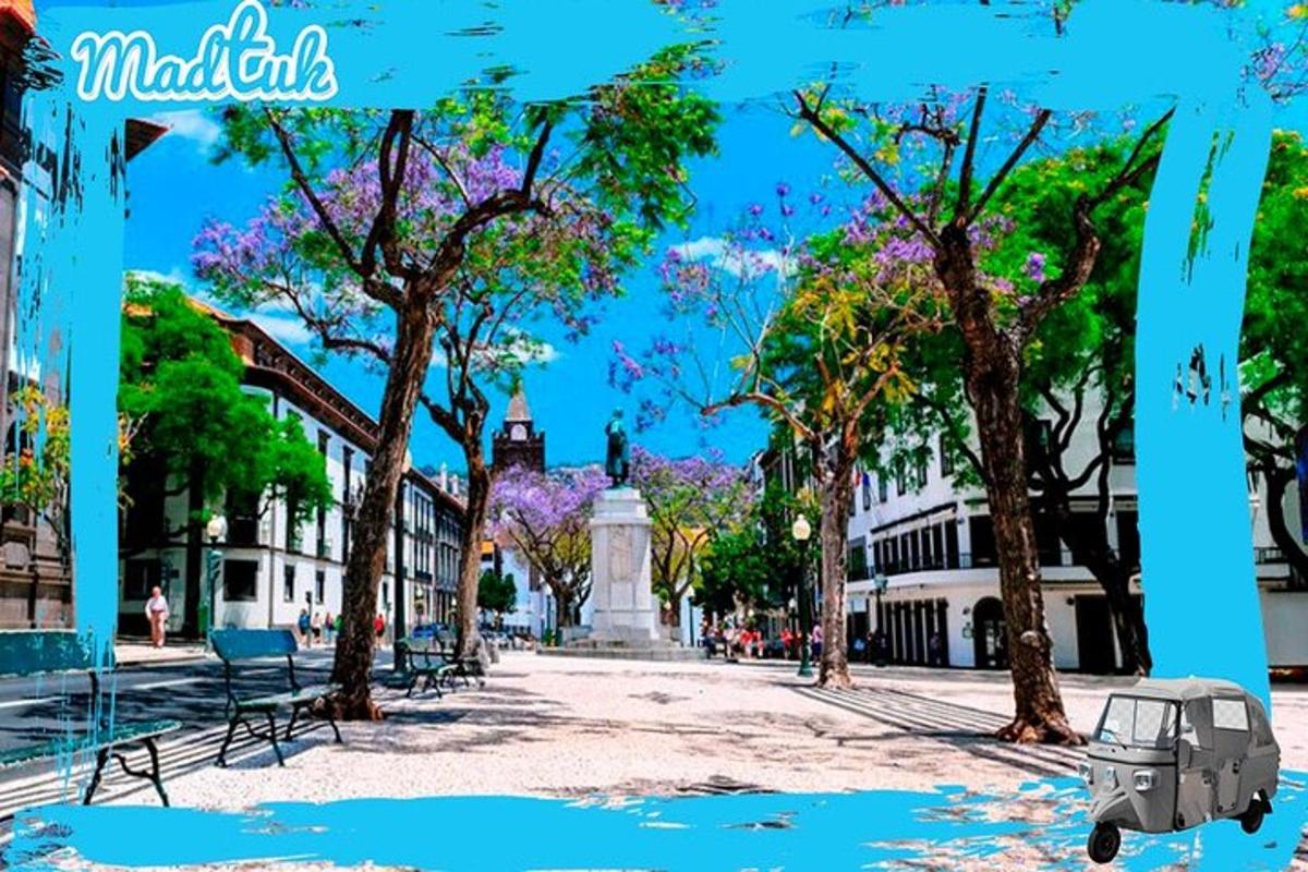 uma foto de uma rua da cidade com um carro pequeno