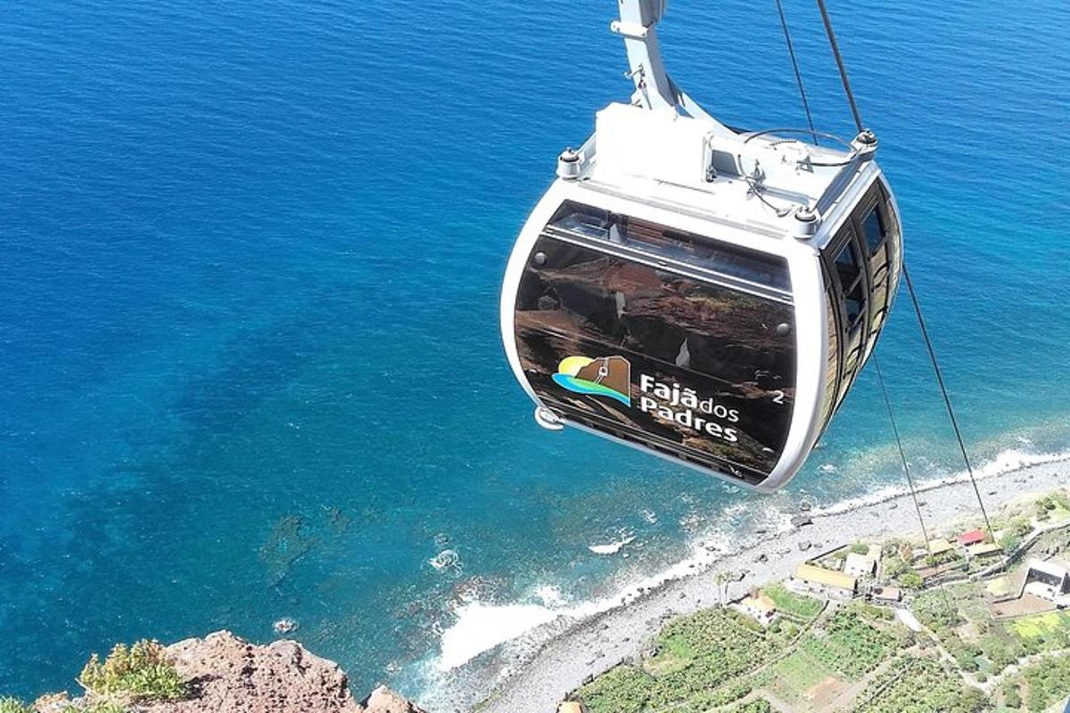 Gondola letí nad oceánem