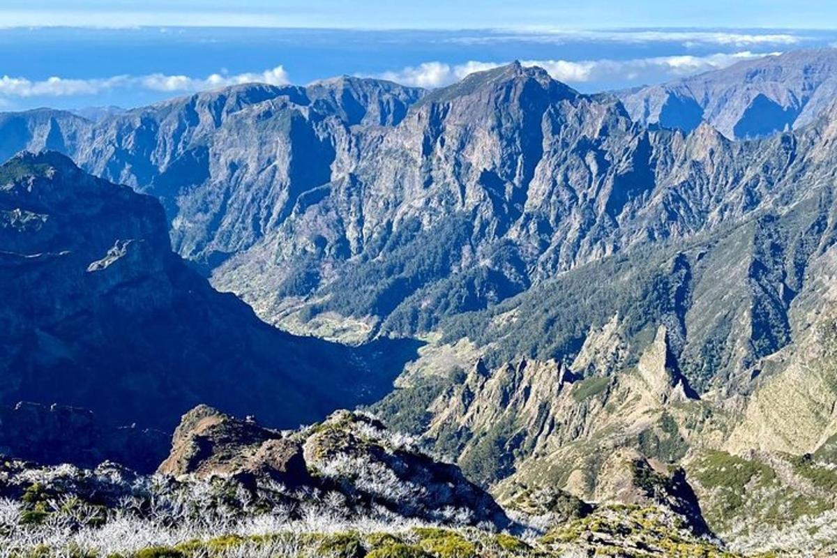 uma vista de uma cadeia de montanhas com montanhas