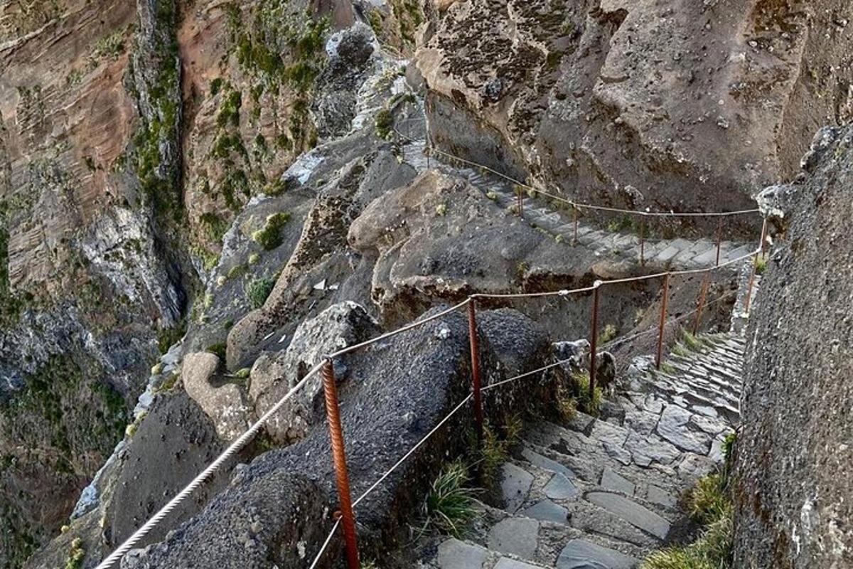 uma escada em uma montanha rochosa com um corrimão