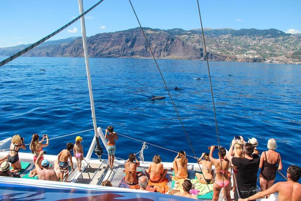 un gruppo di persone su una barca in acqua