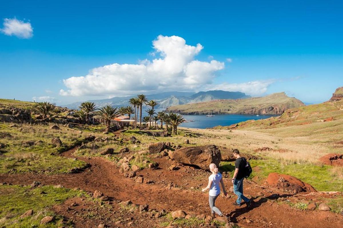 um homem e uma mulher caminhando em uma colina