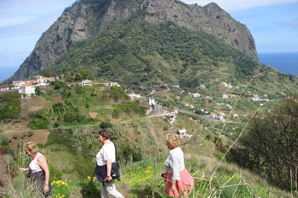um grupo de pessoas em pé em uma colina