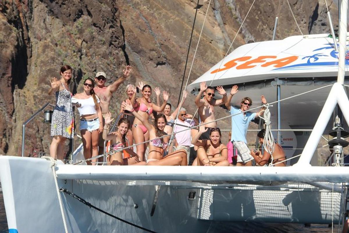 un gruppo di persone in posa su una barca