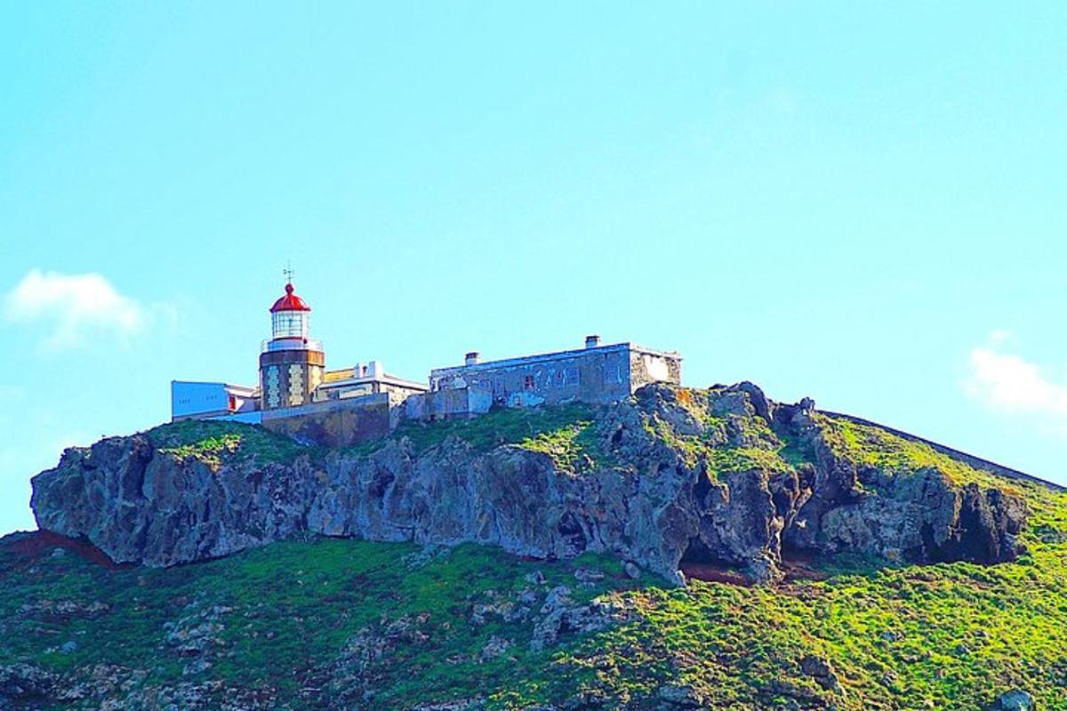 un faro situado en la cima de una montaña