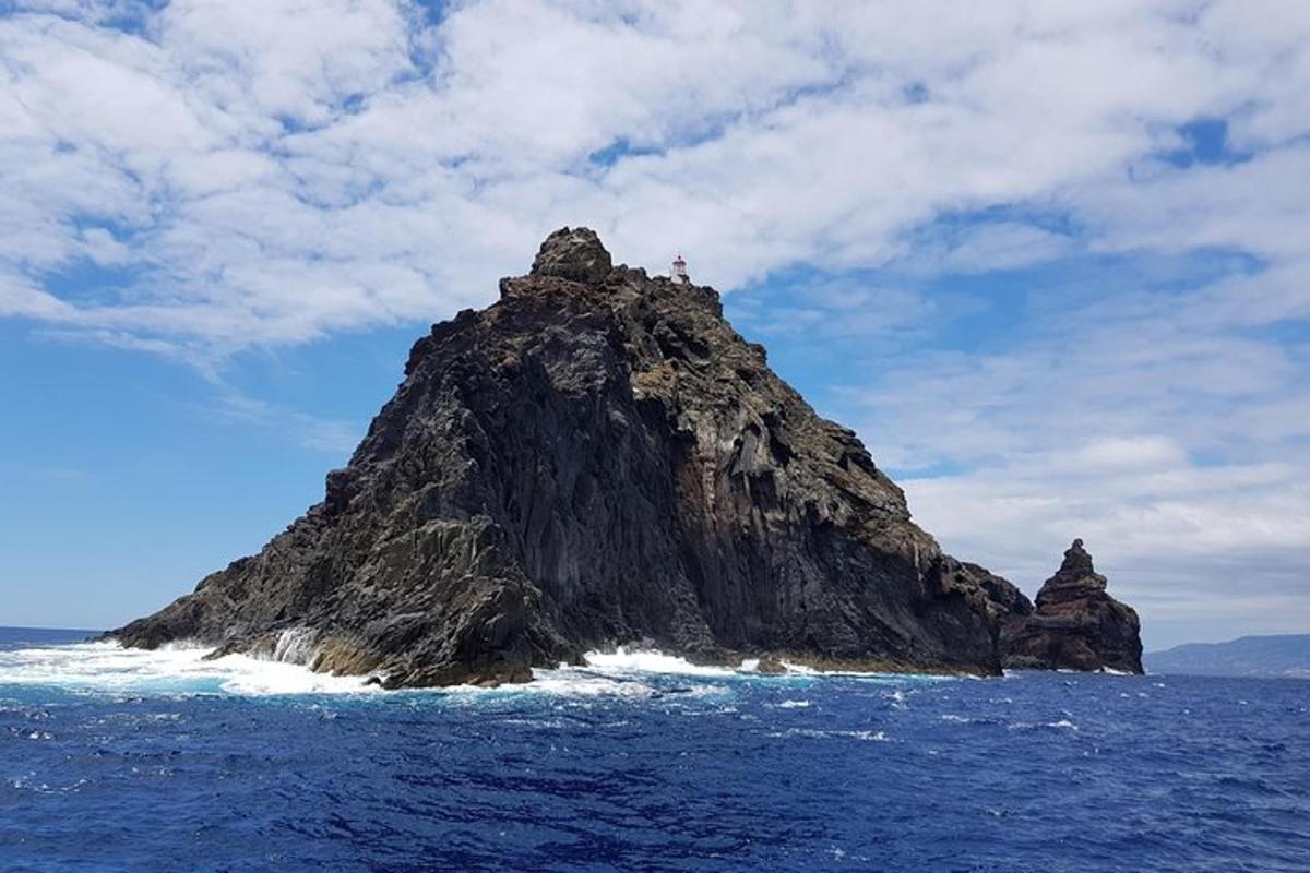 Una isla rocosa en el océano en un día nublado