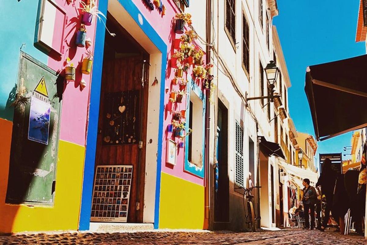 um edifício colorido em uma rua de uma cidade