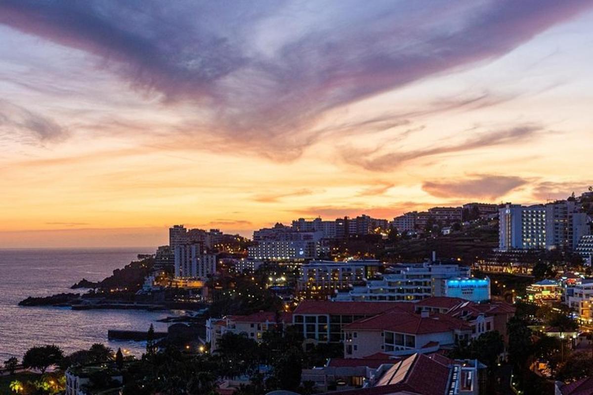 orizontul orașului la apus cu oceanul și clădirile
