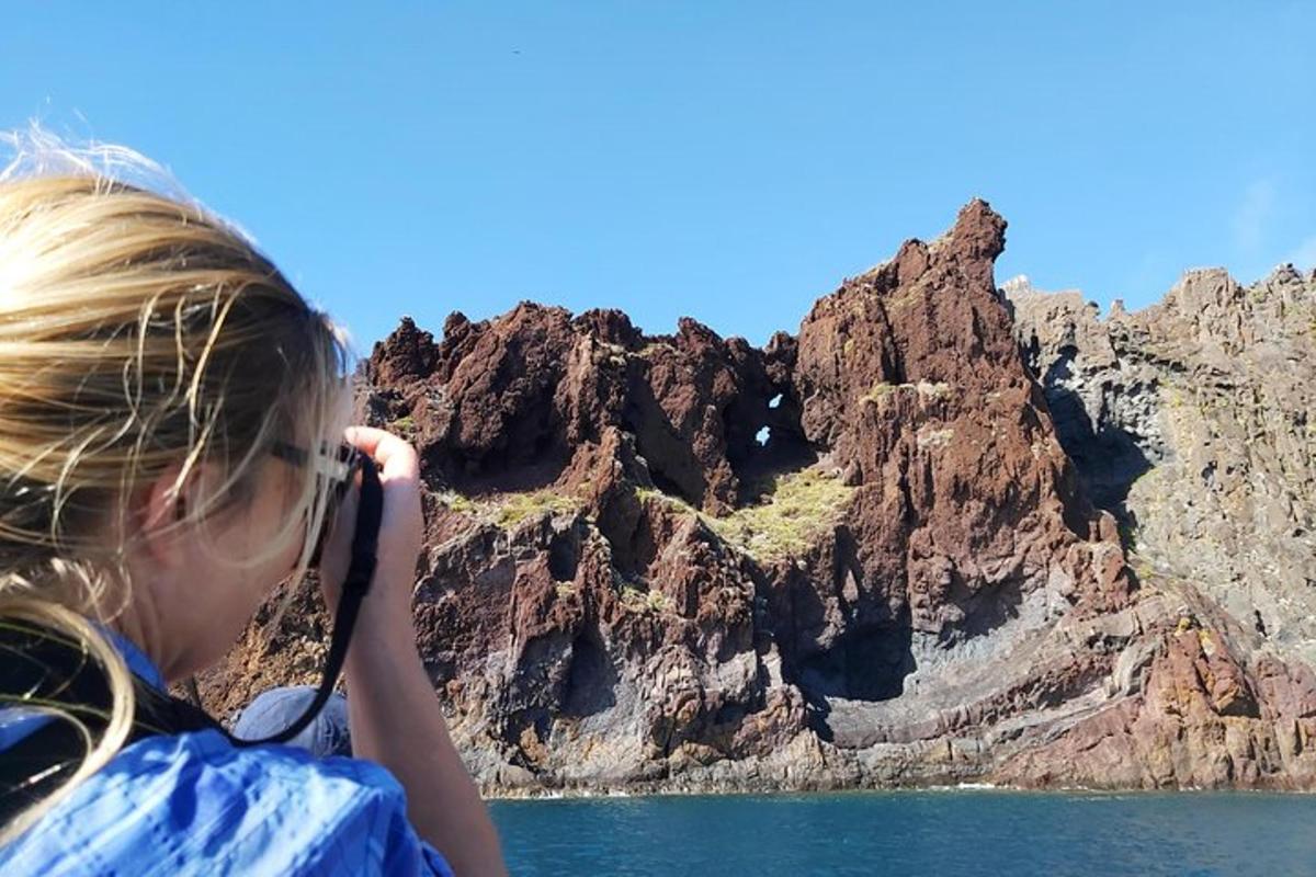 mladá dívka fotící horu