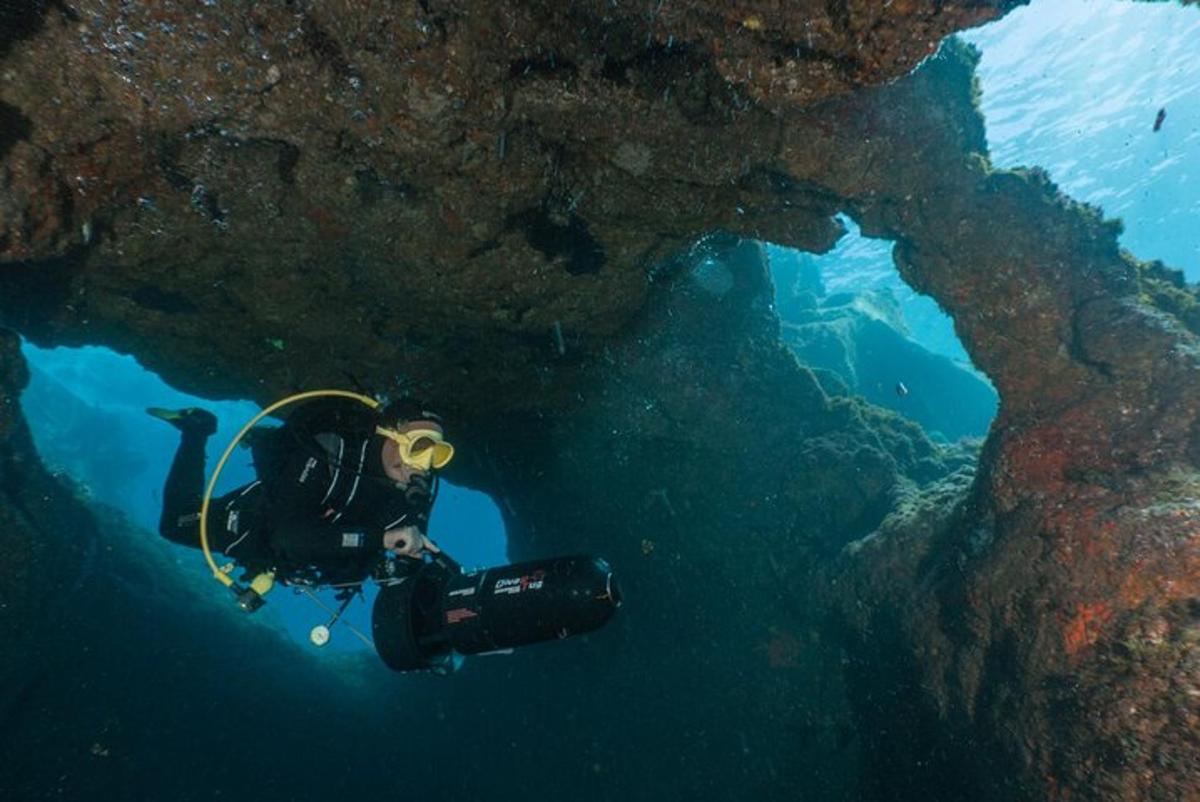 um mergulhador em uma caverna com uma câmera e uma câmera