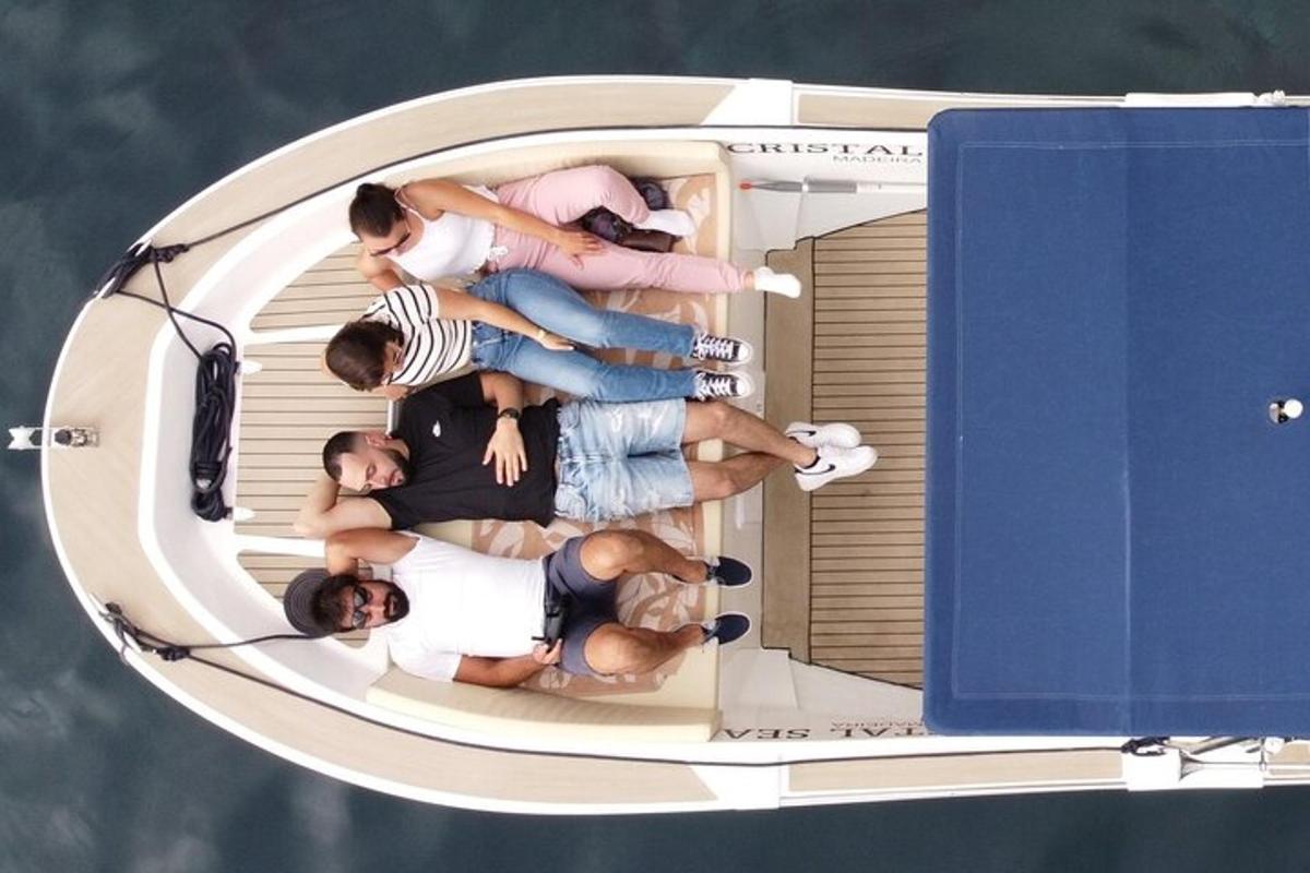 um grupo de pessoas em pé na parte de trás de um barco