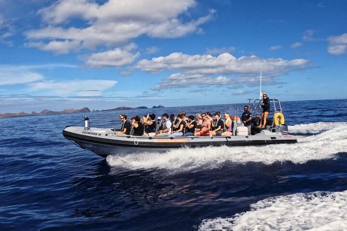 um grupo de pessoas em um barco na água