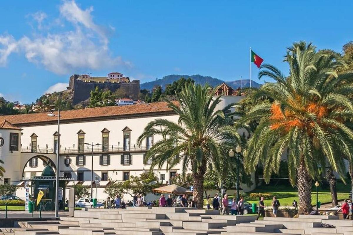 ένα μεγάλο κτίριο με φοίνικες μπροστά του