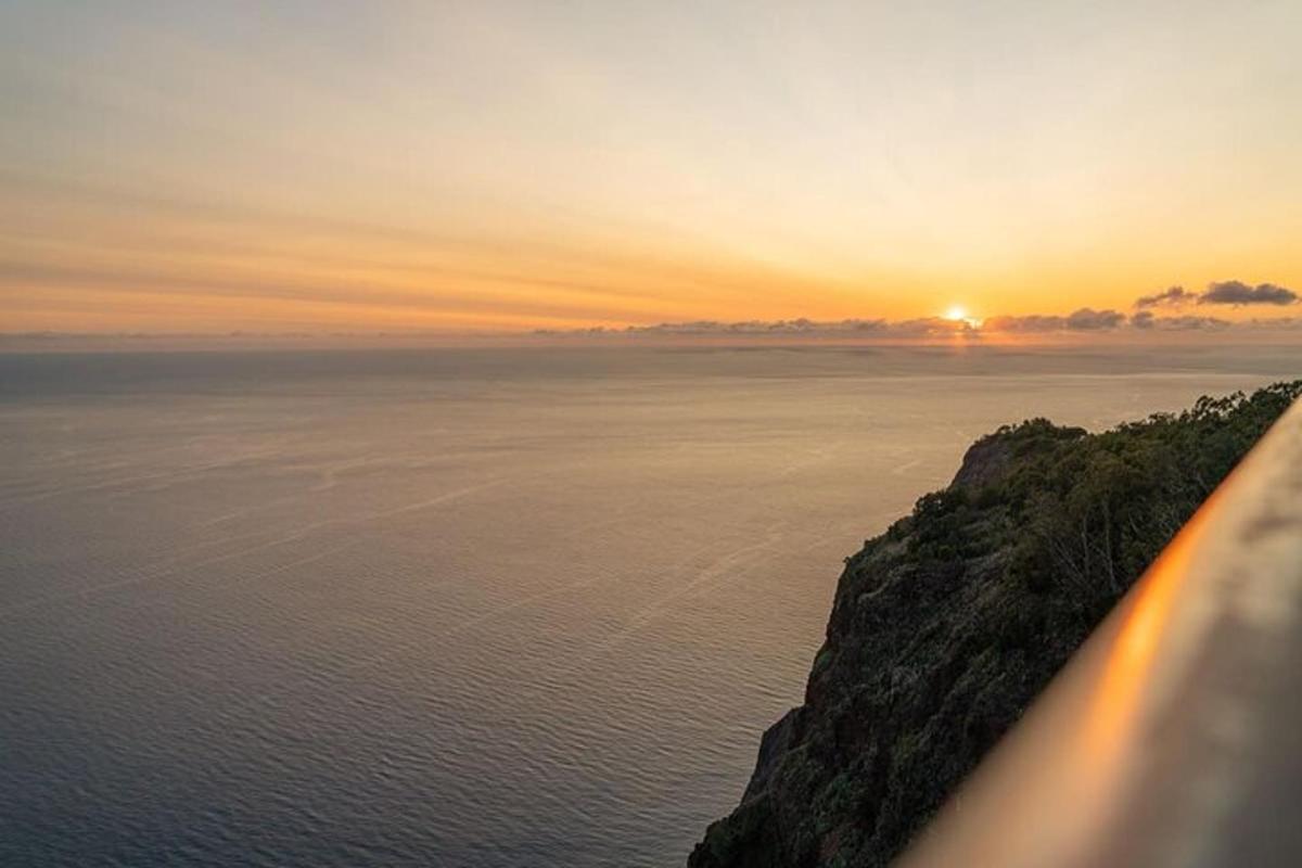 pohled na západ slunce nad oceánem