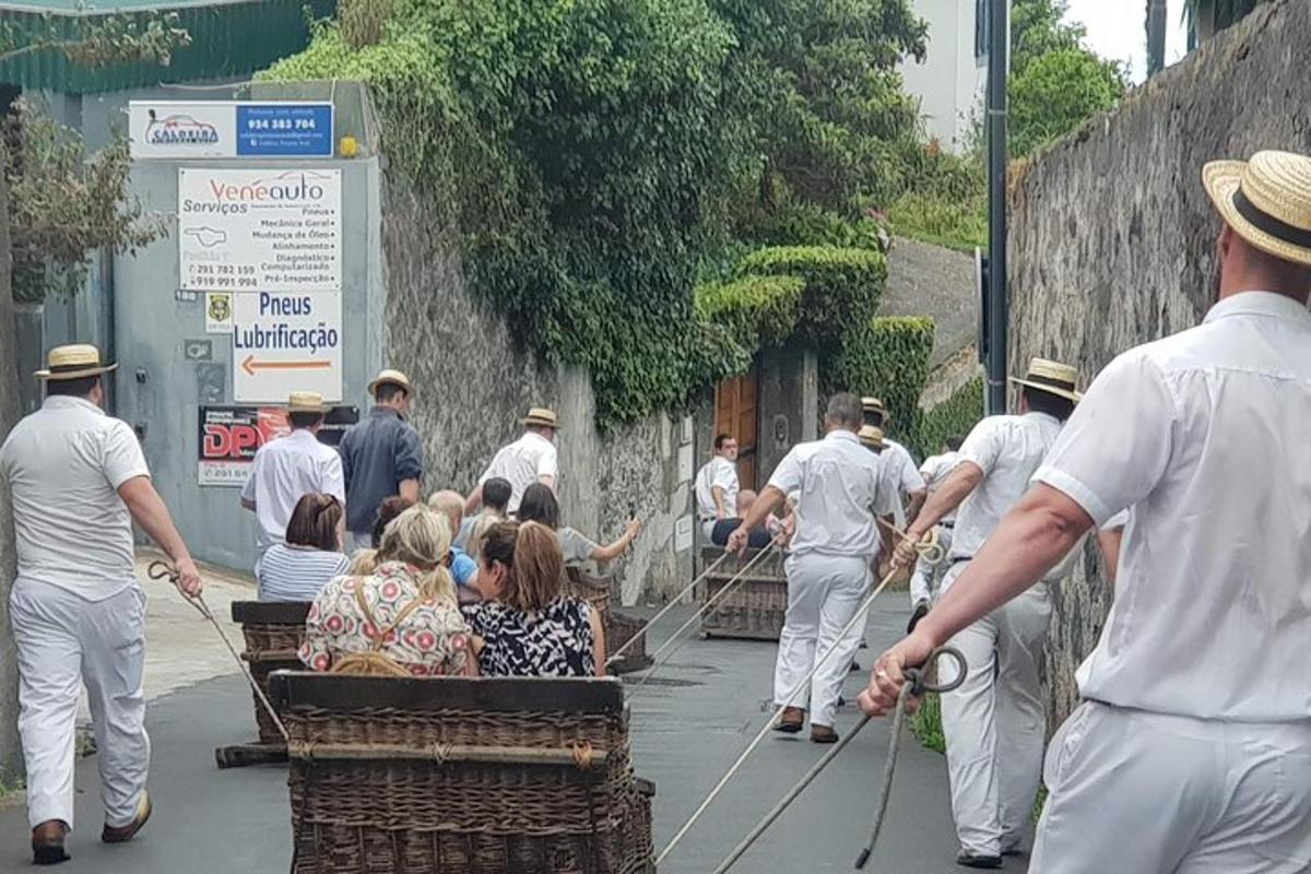 um grupo de pessoas caminhando por uma rua