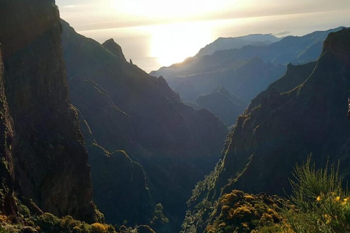 pogled na gorsko dolino ob sončnem zahodu