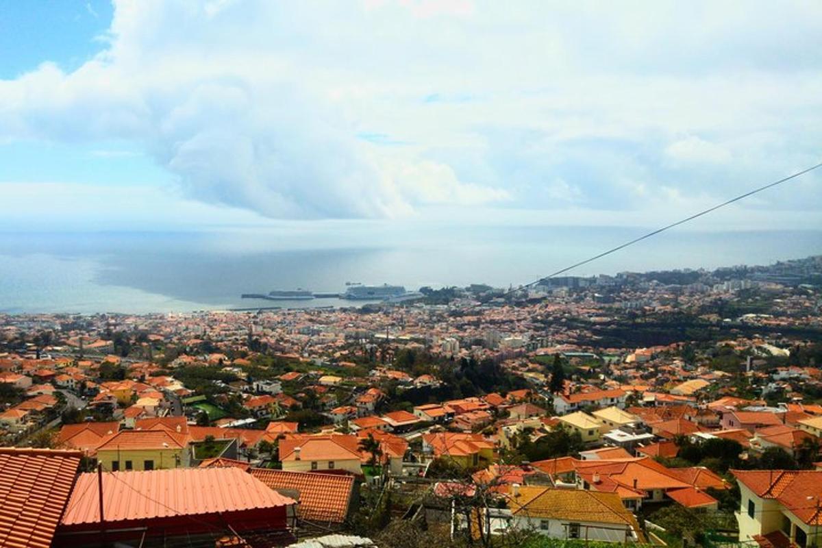 uma vista de uma cidade com um navio na água