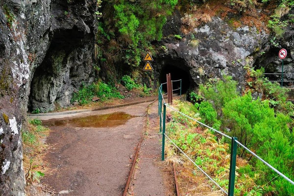 cesta vedoucí k tunelu v hoře