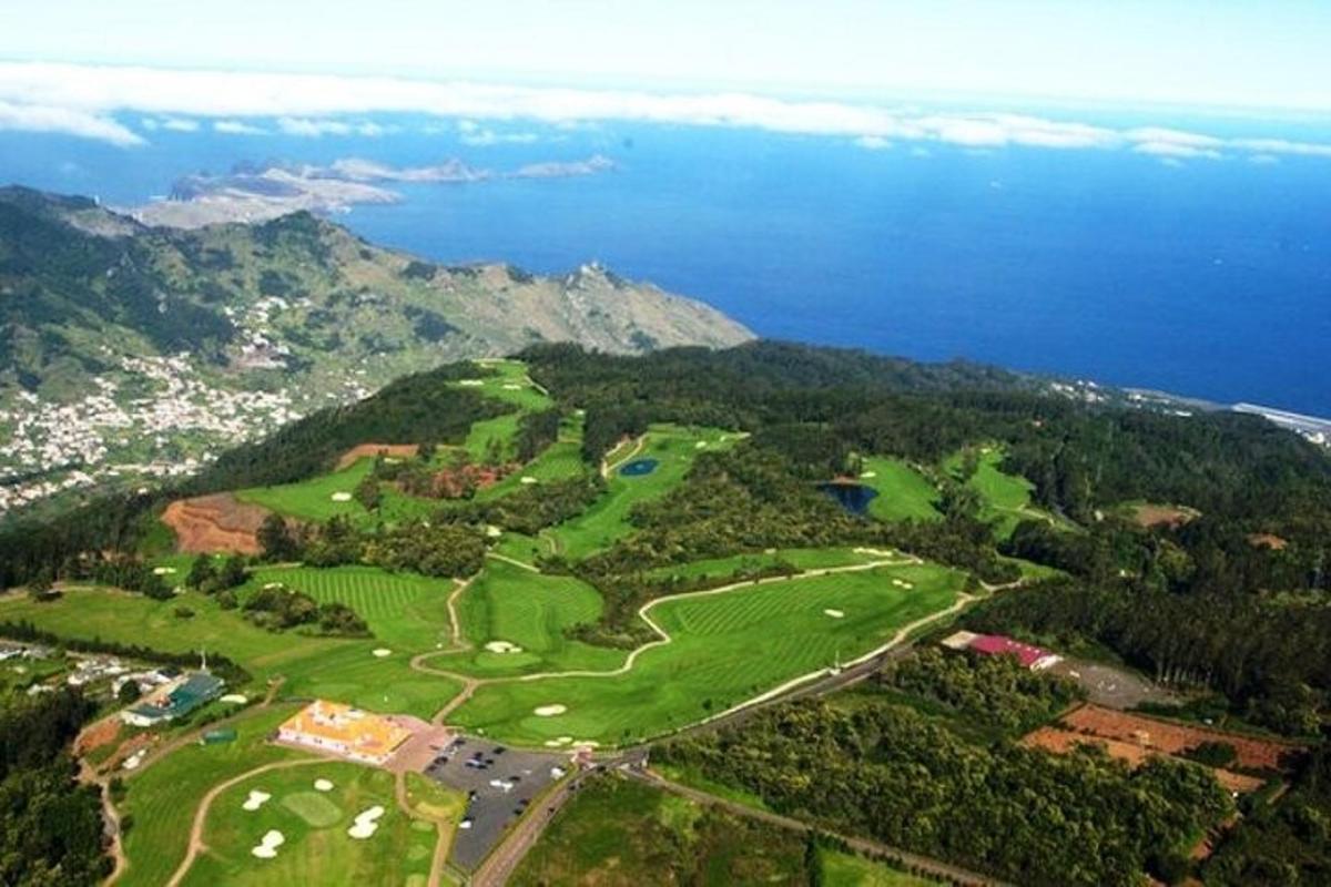 una vista aerea di un campo da golf vicino all'oceano