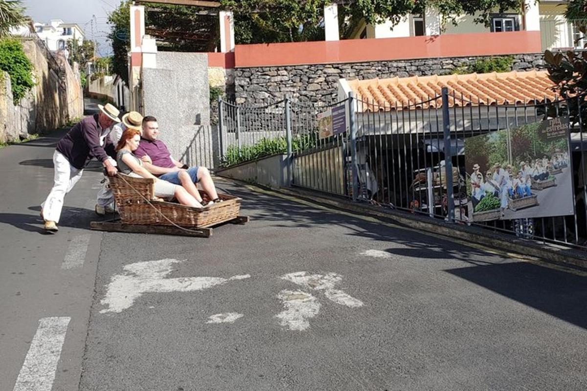 um homem puxando duas pessoas em uma carroça de vime em uma rua