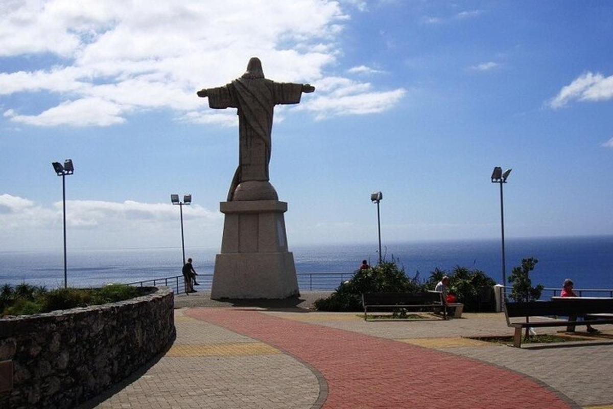 una statua del Cristo Redentore in cima all'oceano