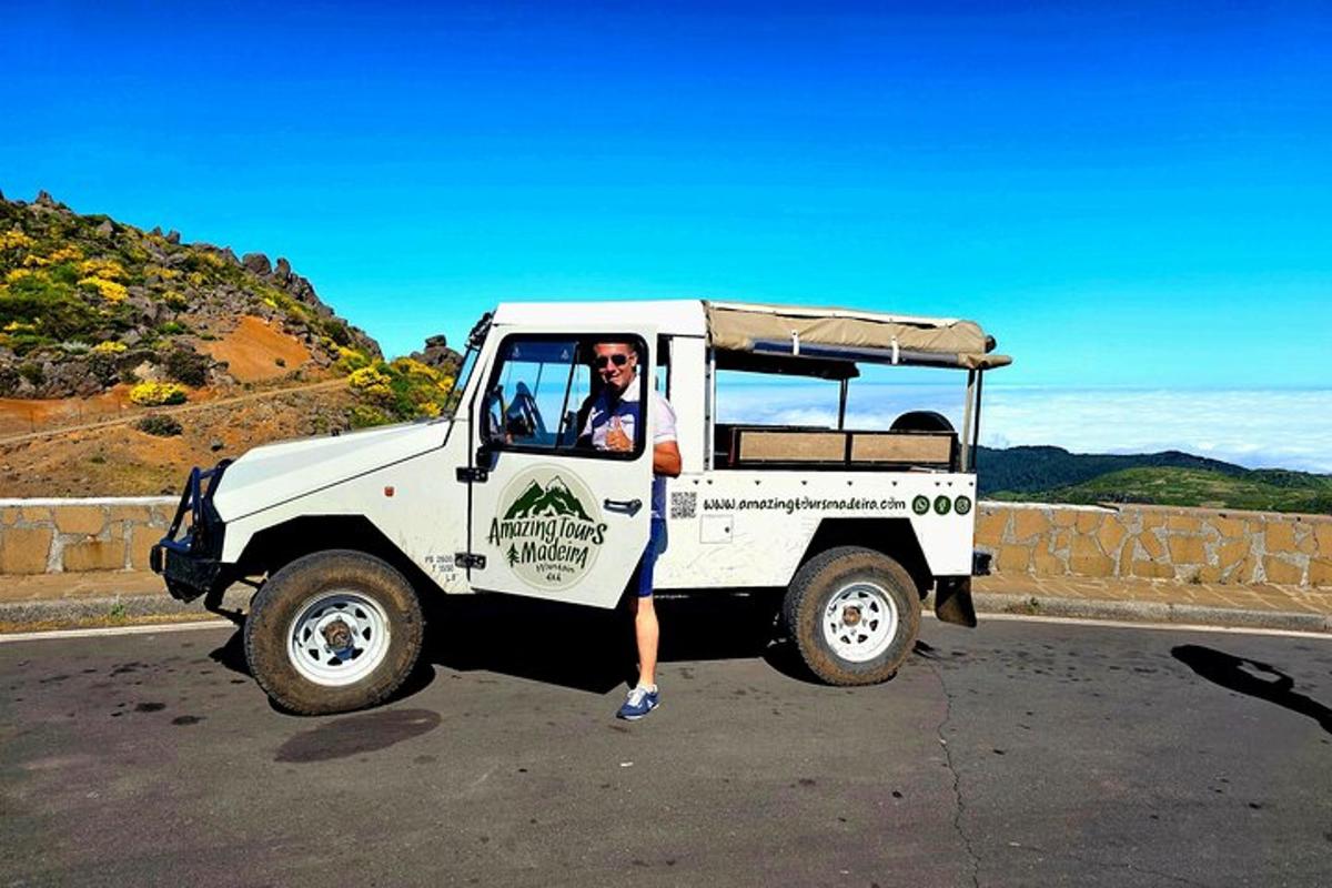 un uomo è in piedi su una jeep bianca