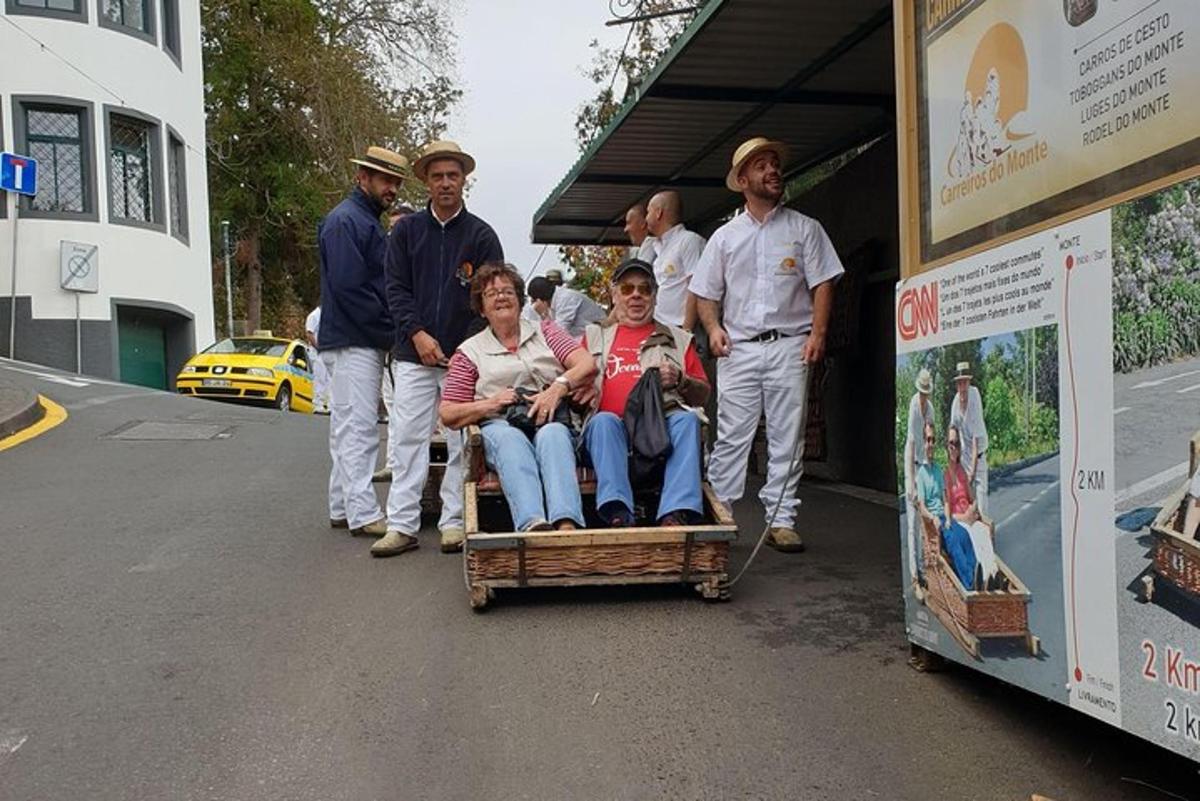 um grupo de pessoas em pé ao lado de um ônibus