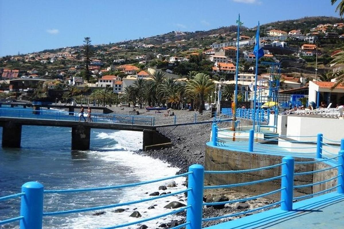 un ponte sopra una spiaggia vicino a uno specchio d'acqua