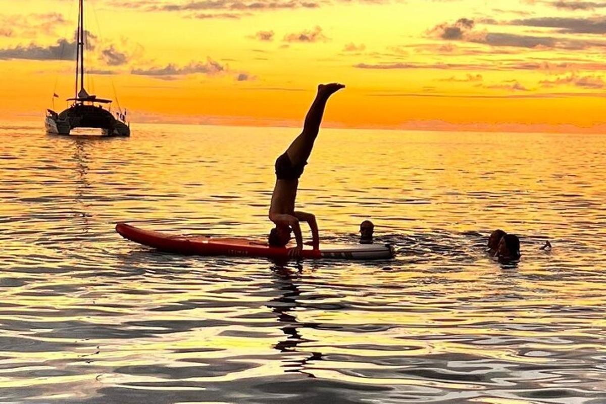 osoba stojící na paddleboardu ve vodě