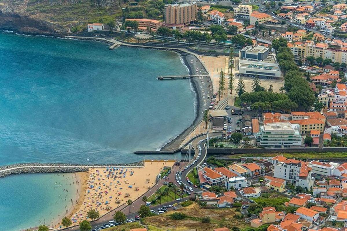 una vista aerea di una spiaggia e dell'oceano