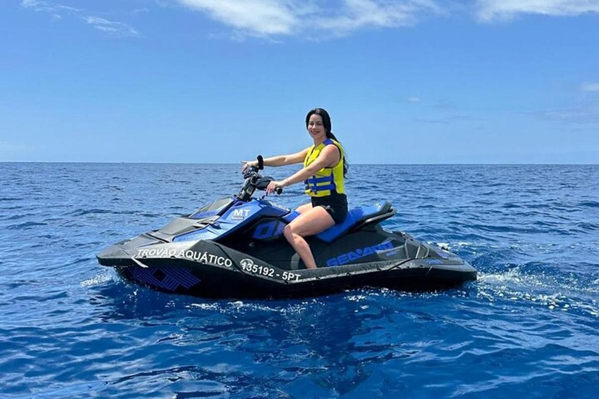 一名女子在水中驾驶水上摩托艇