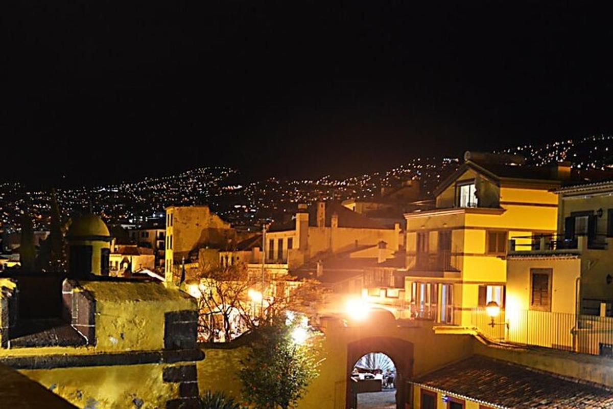 uma vista de uma cidade à noite com luzes