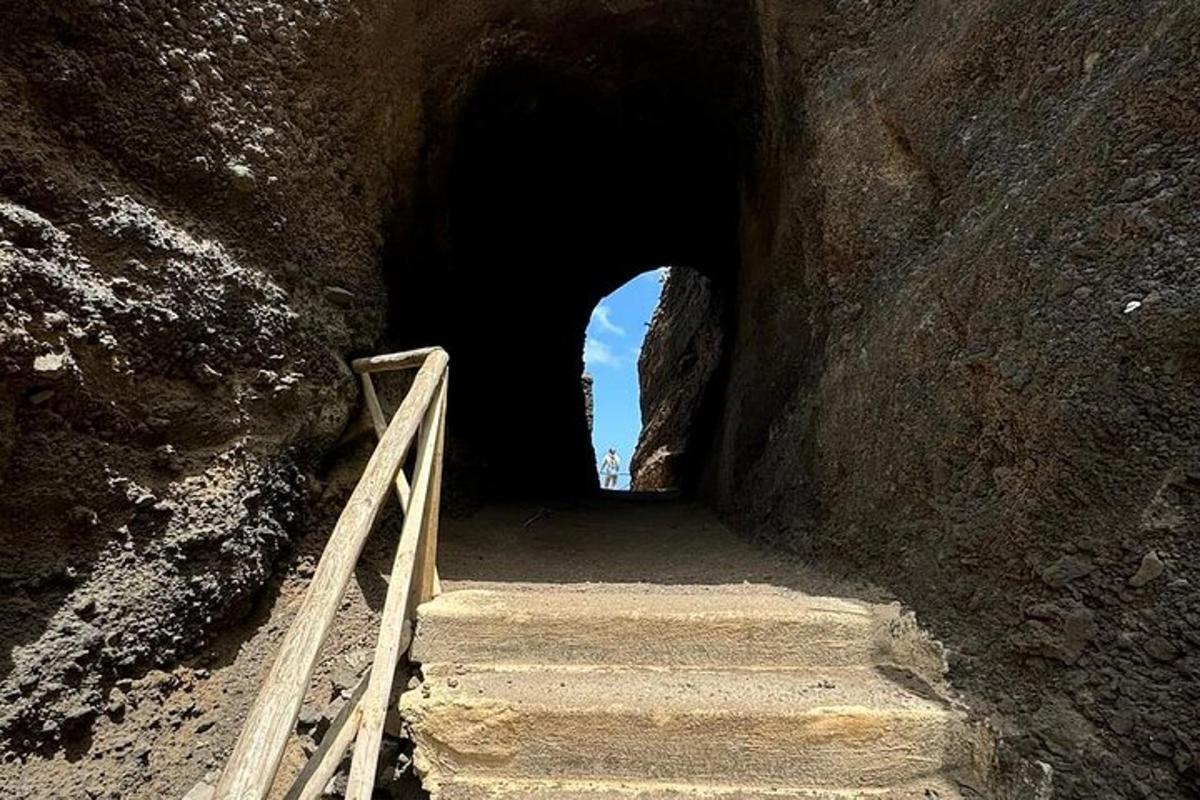 tunel se schody vedoucími do jeskyně