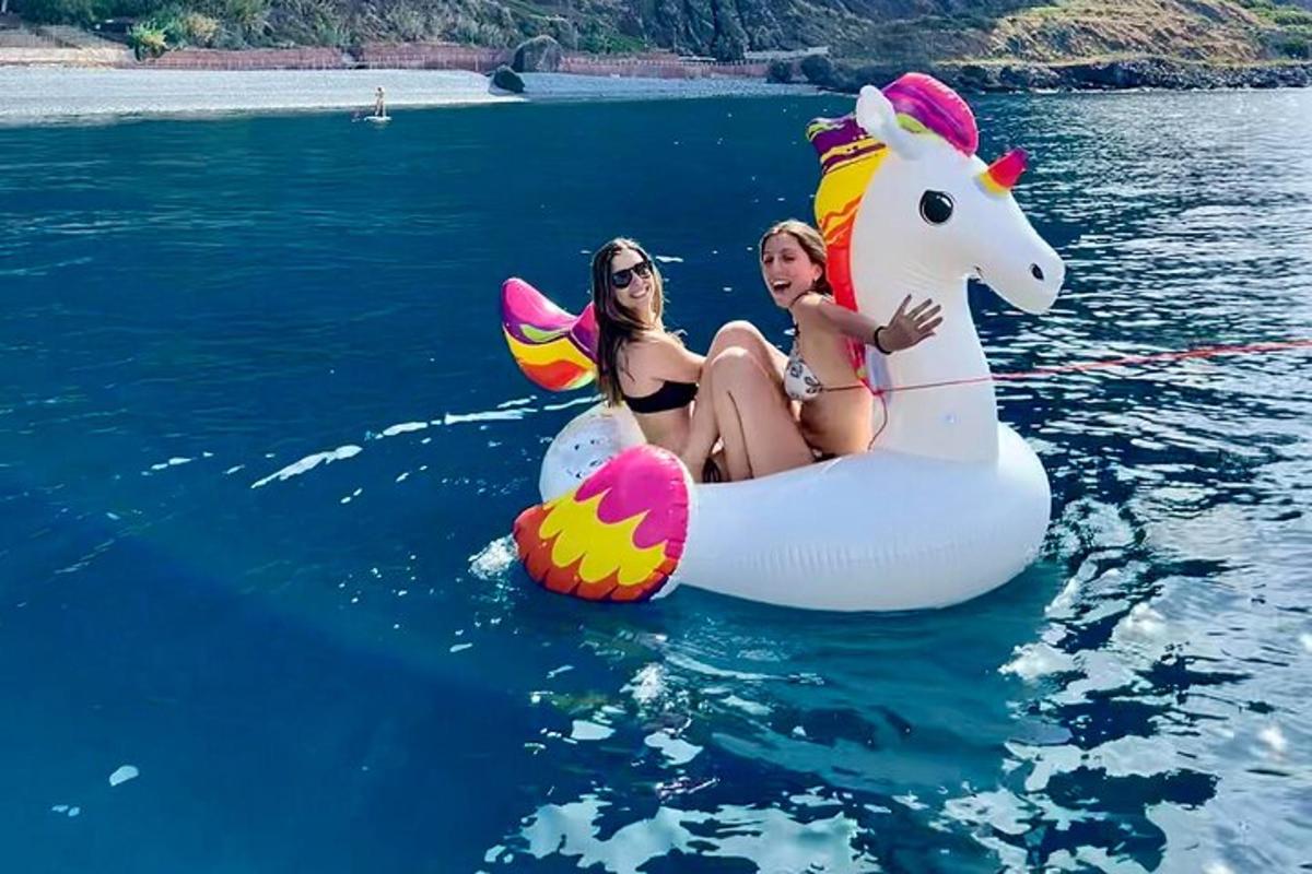 due ragazze stanno cavalcando una barca unicorno nell'acqua
