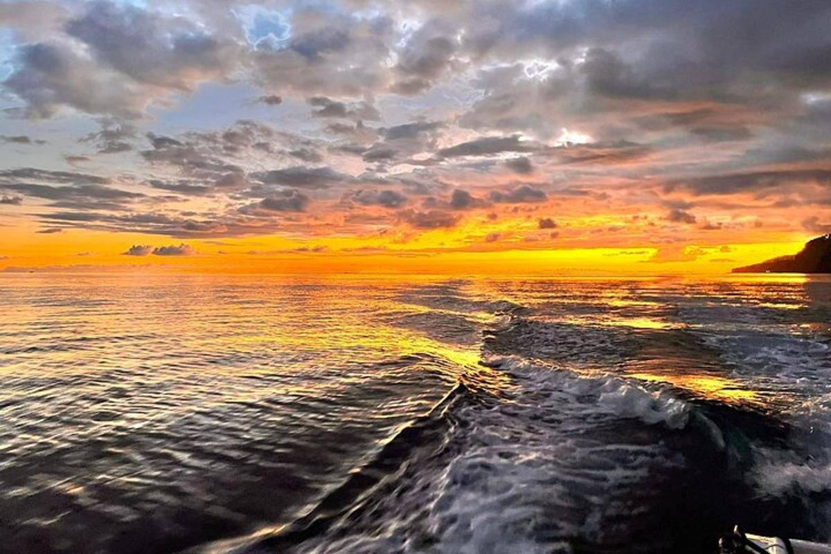 Západ slunce nad oceánem s vlnami ve vodě