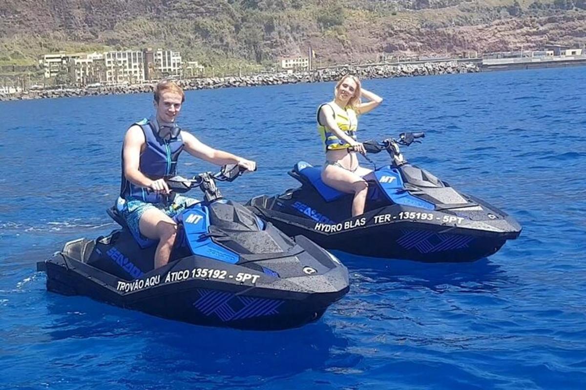 Moški in ženska jahata onosphorousorousorousorousorou