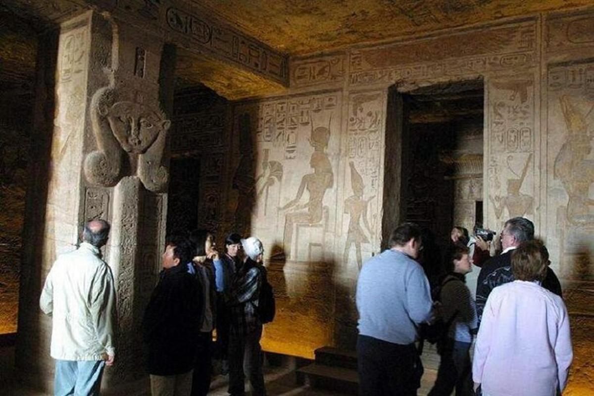 isang grupo ng mga tao na tumitingin sa isang eksibit sa isang museo