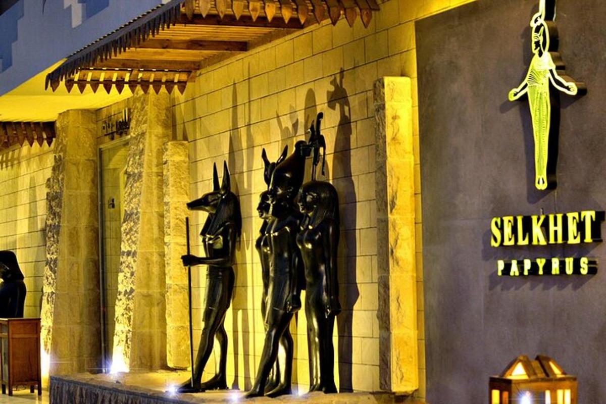 una statua di due donne sul lato di un edificio