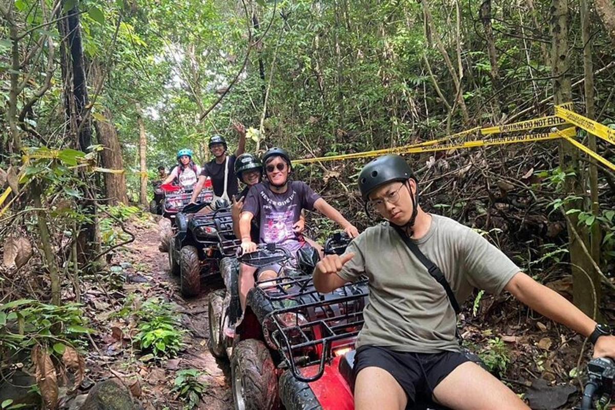 sekelompok orang mengendarai sepeda motor trail menyusuri jalan setapak