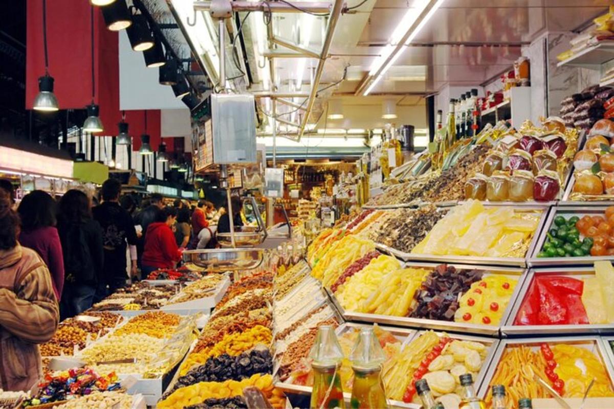 turg, mis on täis mitmesuguseid toiduaineid