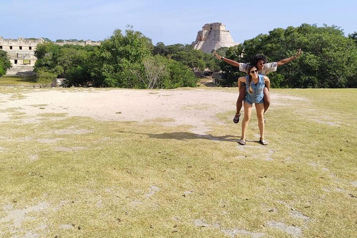 žena stojící na poli před pyramidou