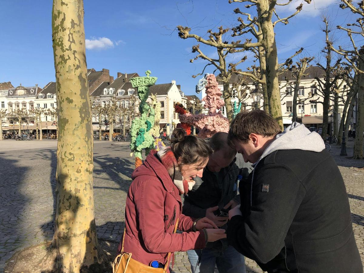 skupina lidí, kteří se dívají do svých mobilních telefonů
