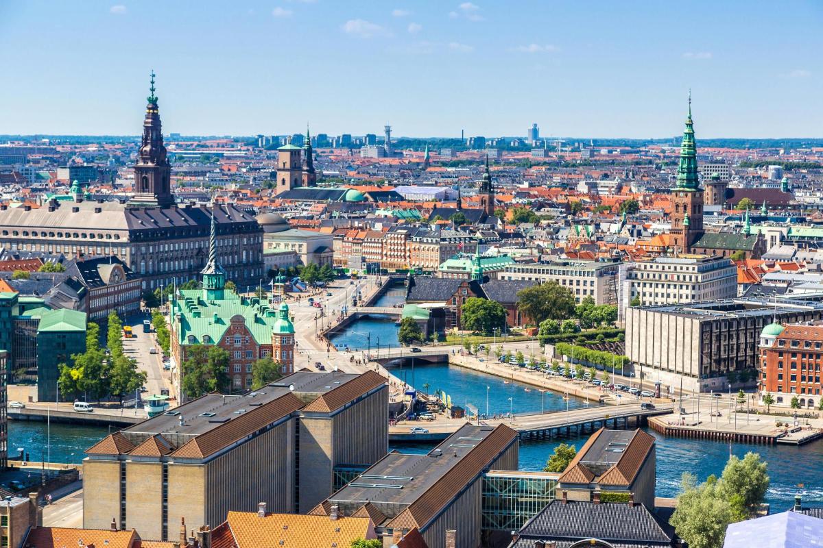 una vista aerea di una città con un fiume e degli edifici