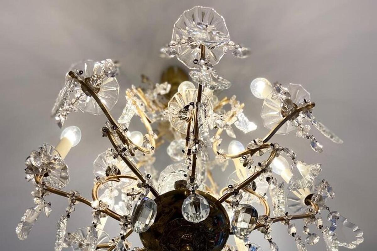 ein Kronleuchter mit vielen Diamanten darauf