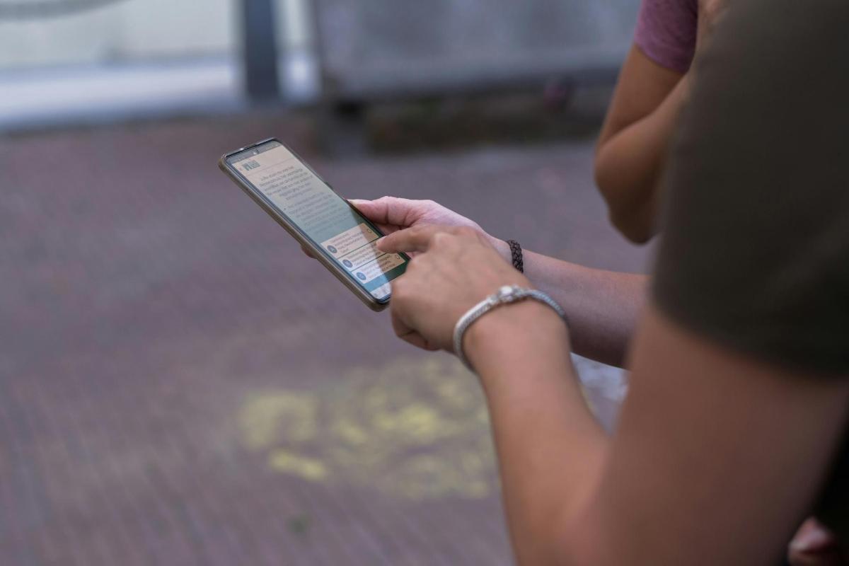 una persona che tiene in mano un telefono cellulare