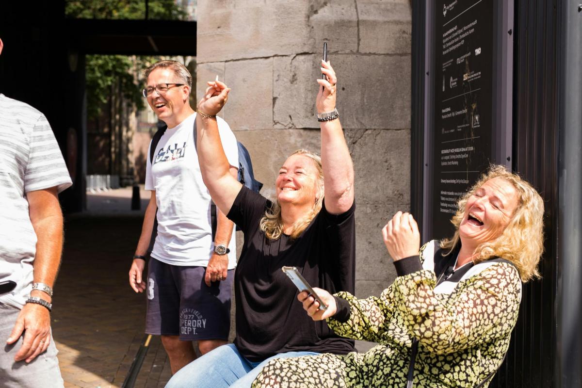 un gruppo di persone con le mani alzate