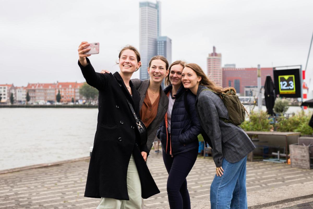 skupina tří lidí, kteří si fotí fotoaparátem