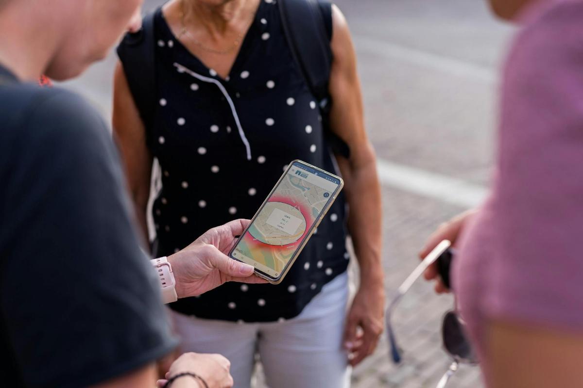 una donna che tiene in mano un cellulare