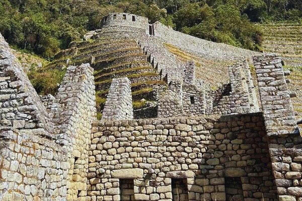 un gran edifici de pedra amb escales en un turó
